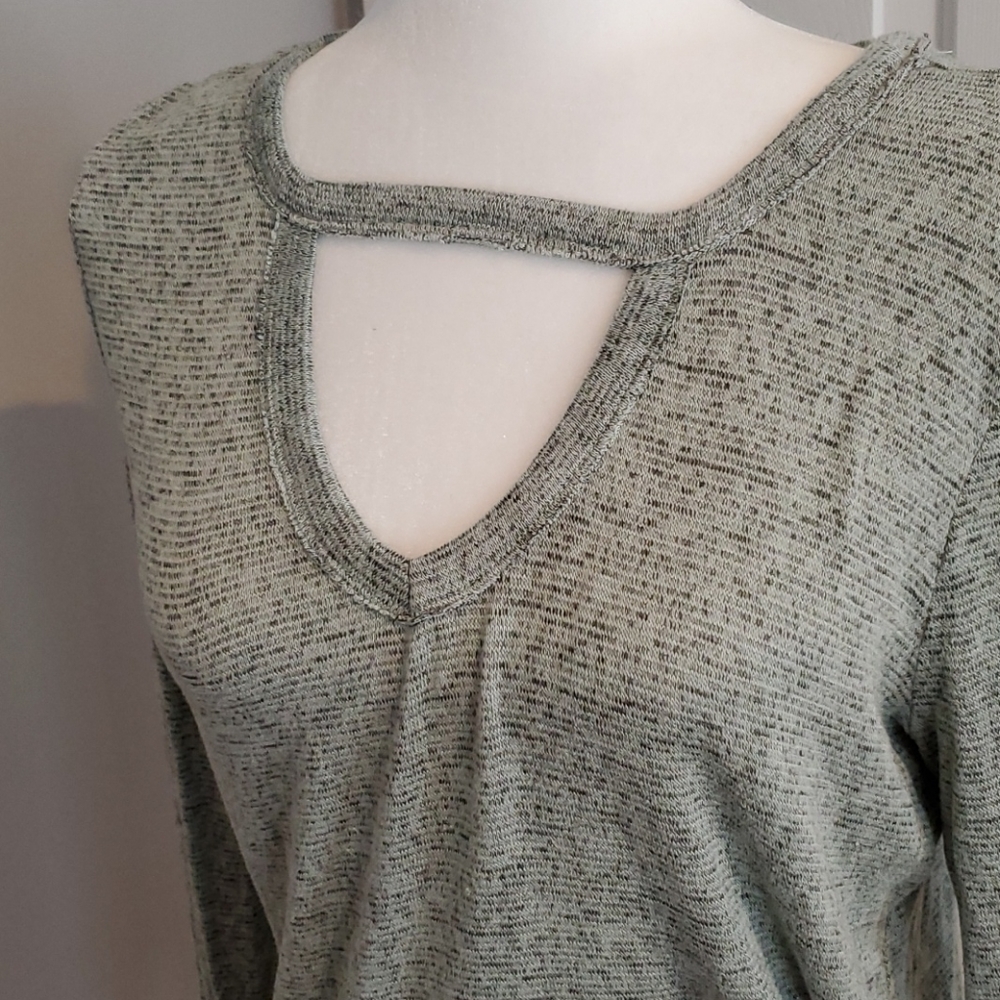 Keyhole Cut-out Top - Picture 4 of 6